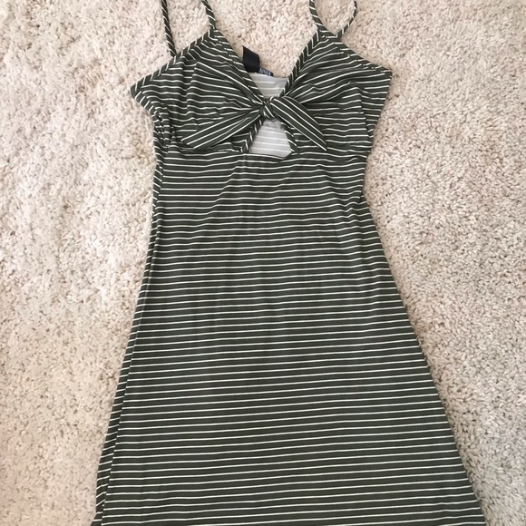 Garage Dresses & Skirts - 🐸 Green keyhole dress 🐢